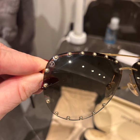 Louis Vuitton sunglasses - Picture 5 of 8